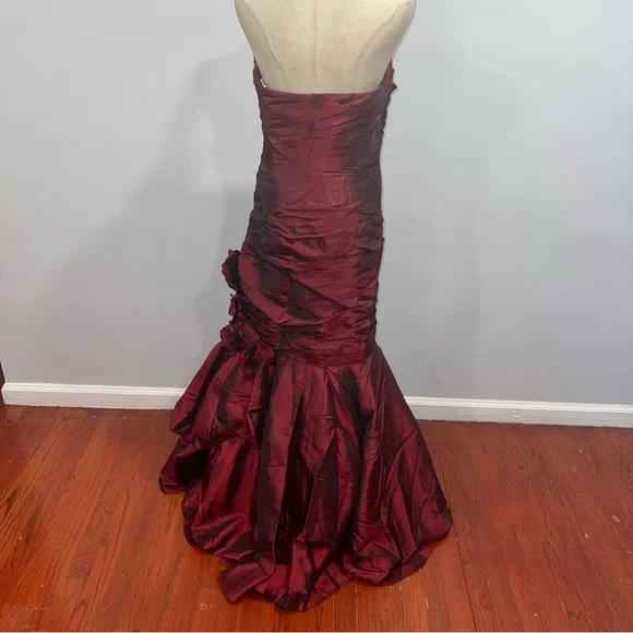 Camilla La Vie Burgundy Taffeta Strapless Pleated Mermaid Evening Gown - Reemoly